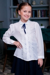 Детска риза в бяло за момиче с яка и дантелена къдрица и панделка в синьо