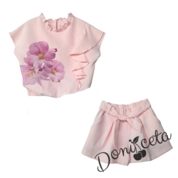 Летен комплект от блуза  с цветя и къси панталони в прасковено
