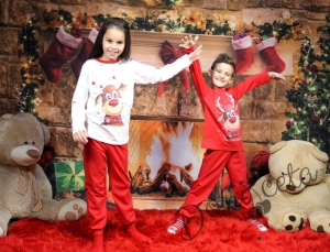 Коледна детска пижама в бяло и червено с еленче