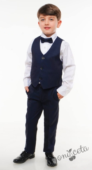 Официален костюм за момче от елек в тъмносиньо, риза в бяло, панталон и папийонка
