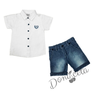 Комплект за момче от блуза с къс ръкав с емблема в бяло и къси дънки в синьо 1