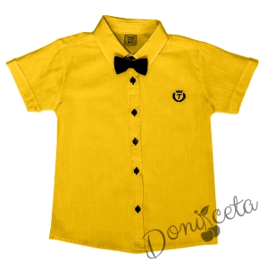Детска риза с къс ръкав в горчица с емблема и папийонка в тъмносиньо 528102050 1