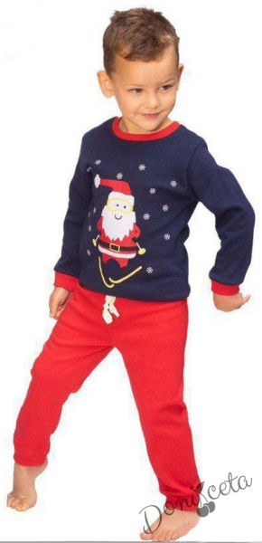 Леко ватирано пижама за момче в тъмносиньо и червено с Дядо Коледа на ски и снежинки 1