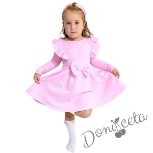 Детска рокля в розово с дълъг ръкав, къдрички и панделка 32434012 1