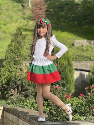 Комплект за момиче от детска пола в бяло, зелено и червено и блуза в бяло с дълъг ръкав и къдрици17