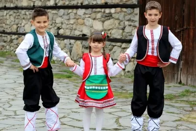 НАРОДНИ НОСИИ ЗА МОМЧЕТА