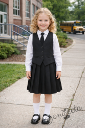 Комплект от 4 части черна плисирана пола до коляното с бяла изчистена риза, черна вратовръзка и черно елече, подходящ и за ученическа униформа