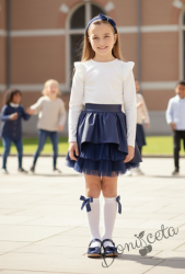 Комплект от блуза в бяло с дълъг ръкав с момиче и кожена пола в тъмносиньо