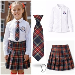 Комплект за момиче от 3 части карирана плисирана пола леко удължена с бяла изчистена риза с лого и карирана вратовръзка, подходящ и за ученическа униформа