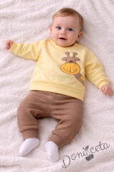 Бебешки комплект от 2 части за момче- блуза в жълт цвят украсена със сладка бродерия на жираф с панталон в бежов цвят 