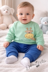 Бебешки комплект от 2 части за момче- блуза в зелен цвят украсена със сладка бродерия на жираф с панталон в синьо цвят 