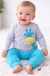 Бебешки комплект от 2 части за момче- блуза в сиво цвят украсена със сладка бродерия на жираф с панталон в синьо цвят 