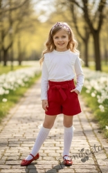 Комплект за момиче от къси панталони в червено и блуза в бяло с дълъг ръкав и къдрички на раменете и бието