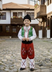 Мъжка или детска народна носия за момче 196 с калпак с фолклорни/етно мотиви, с потири в червено, гети и калпак