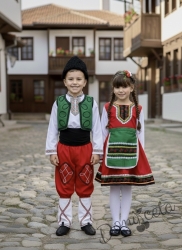 Мъжка или детска народна народна носия с калпак трибагреник за момче 195 с фолклорни/етно мотиви, с потури в червено и елек в зелно