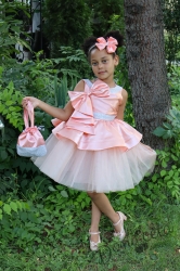 Официална детска рокля с панделка от тюл, сатен в долната част на роклята с гол гръб и малка чантичка в цвят прасковено 309П