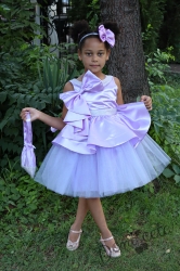Официална детска рокля с панделка от сатен, и тюл в долната част на роклята с гол гръб и малка чантичка в цвят лилаво 309СЛ
