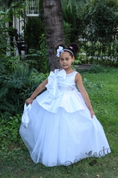 Официална детска дълга рокля в бяло с ефектни панделки с гол гръб и малка чантичка 309БД