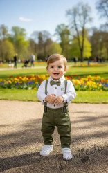 Бебешки официален  комплект от панталон в зелено, боди-ризка в бяло, тиранти и папийонка 