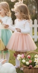 Детска ежедневна рокля с дълъг ръкав в бяло и прасковено с къдрички с кант в прасквоено на рамената Оливия