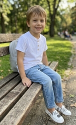 Детска или бебешка блуза за момче в бяло с къс ръкав и бежови копчета 