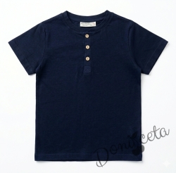 Детска блуза за момче в тъмно синьо с къс ръкав и бежови копчета 