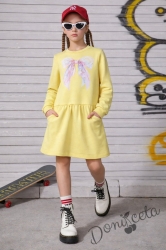 Детска спортна рокля с дълъг ръкав в жълто с джобчета