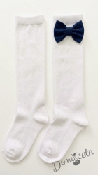 Детски чорапи в бяло до коляното с тъмносини панделки 