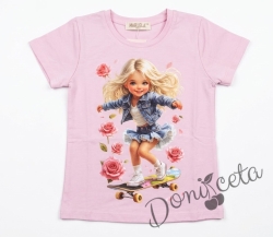 Детска тениска с къс ръкав с щампа на момиче със скейтборд в светлорозово 