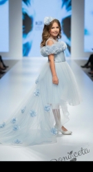 Официална детска рокля с шлейф с тюл и цветя в светлосин цвят