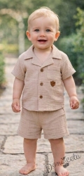 Летен комплект за момче от риза с къс ръкав в бежов цвят с копчета и емблема и къси панталони с ластик