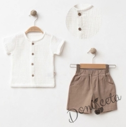 Летен комплект за момче от блузка с къс ръкав в бял цвят с копчета и къси панталони в бежов цвят с ластик