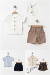 Летен комплект за момче от блузка с къс ръкав в светлосин цвят с копчета и къси панталони в тъмносин цвят с ластик