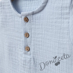 Летен комплект за момче от блузка с къс ръкав в светлосин цвят с копчета и къси панталони в тъмносин цвят с ластик