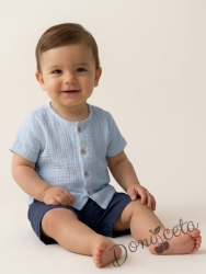 Летен комплект за момче от блузка с къс ръкав в светлосин цвят с копчета и къси панталони в тъмносин цвят с ластик