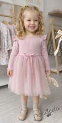 Детска рокля с дълъг ръкав в розово с къдрички на рамената и сатенено коланче в розов цвят 