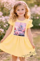 Детска ежедневна рокля с къс ръкав в жълто с щампа и къдрички на рамената