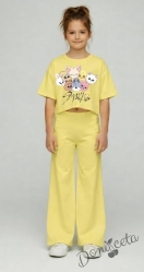 Интересен комплект за момиче от блузка с къс ръкав в жълто с герои и панталон с широки крачоли