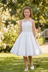 Елегантна къса рокля с асиметрично деколте в бяло