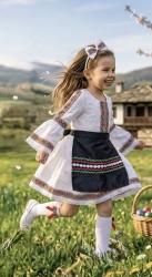 Комплект от детска етно рокля Ели в бяло тип носия с ръкав до лакътя с фолклорни мотиви и престилка