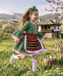 Комплект от детска етно рокля Ели в зелено тип носия с ръкав до лакътя с фолклорни мотиви и престилка в червено