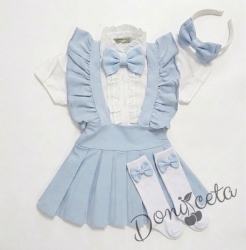 Комплект за момиче от 5 части- сукман Гери в светлосиньо с плисирана пола, риза в бяло с къс ръкав и къдрички с панделка, чорапки и диадема