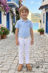 Комплект за момче от 2 части тениска с яка в светлосинцо и бял панталон