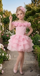 Къса елегантна детска рокля в нежно розово с рози и пищна многопластова пола