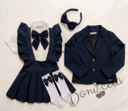 Комплект от 6 части сукман от трико Гери, сако в тъмносиньо, ризка в бяло с къс ръкав, чорапи с панделки, панделка в тъмносиньо за ризка и диадема