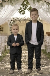 Спортно-елегантен комплект за момче от 3 части - тениска с къс ръкав в бяло със сако в черно и панталон в черно