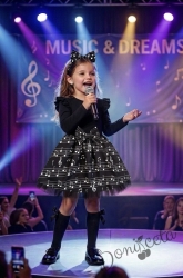 Детска официална рокля с дълъг ръкав в черно с къдрички на ръкавите и ноти и тюл в долната част