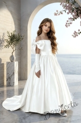 Дълга официална детска рокля с изчистено деколте и обемна пола, която преминава в елегантен шлейф в бял цвят