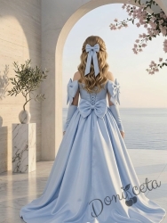 Дълга официална детска рокля с изчистено деколте и обемна пола, която преминава в елегантен шлейф в светлосин цвят