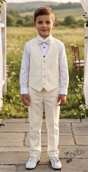 Официален костюм за момче с елек в екрю с едноредово закопчаване, риза в бяло, панталон в цвят екрю и папийонка